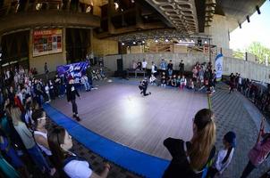 Kharkiv, Ucrânia - 27 de maio de 2018 batalha de dança no festival de culturas de rua. break dance e hip-hop crianças e adolescentes foto