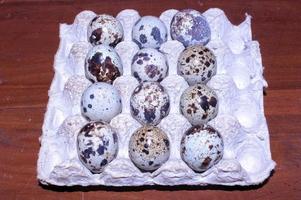 ovos de codorna na bandeja de ovos foto