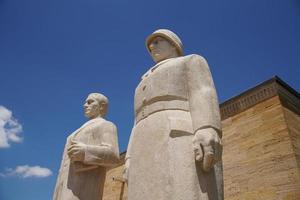 escultura de homens turcos localizada na entrada da estrada dos leões em anitkabir, ancara, turkiye foto