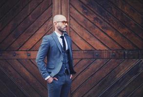 homem bonito elegante em terno clássico foto