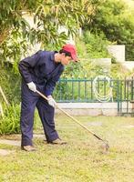 jardineiro com ferramentas de jardim no trabalho foto