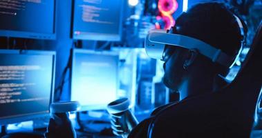 um hacker usando óculos de realidade virtual está usando o computador para hackear dados para obter resgate das vítimas.
