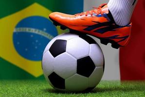 competição da copa de futebol entre a nacional do brasil e a nacional da frança. foto