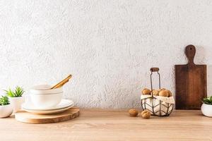 o fundo de utensílios de cozinha com espaço vazio para texto. o conceito de decoração de cozinha em casa. itens ecologicamente corretos. foto