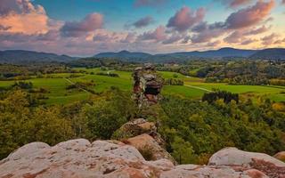 formações interessantes de arenito colorido com bela vista da floresta foto