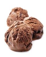 bolas de sorvete de chocolate. foto