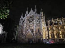 igreja da abadia de westminster à noite em londres foto