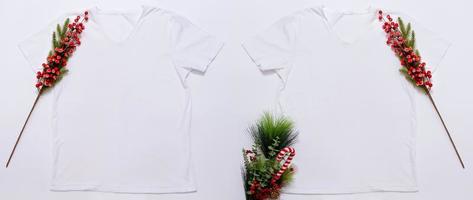 feche a camiseta branca modelo em branco com espaço de cópia e o conceito de férias de natal. t-shirt de maquete de vista superior e decorações vermelhas de feriados em fundo branco. feliz ano novo acessórios. roupa de natal foto