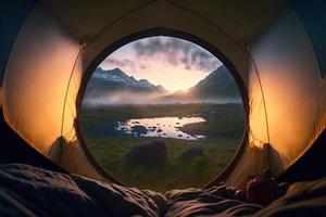 uma bela fotografia da deslumbrante paisagem da noruega, vista de dentro de uma tenda. a perspectiva de dentro da tenda acrescenta uma sensação de aconchego e serenidade à imagem. foto