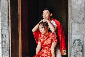 feliz jovem casal asiático em vestidos tradicionais chineses foto