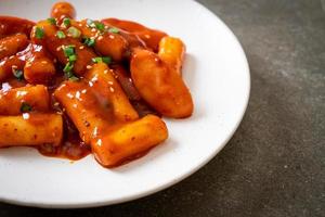 palito de bolo de arroz coreano com salsicha em molho apimentado - tteokbokki foto