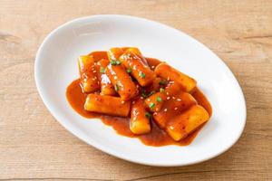 torta de bolo de arroz coreano com molho picante - tteokbokki foto