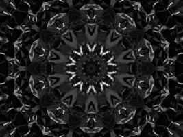 fundo de caleidoscópio metálico prateado preto. padrão abstrato e simétrico com vibrações escuras. foto