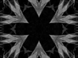 fundo de caleidoscópio metálico prateado preto. padrão abstrato e simétrico com vibrações escuras. foto