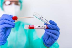 teste de laboratório de swab nasal covid-19 em laboratório hospitalar, enfermeira segurando tubo de ensaio com sangue para análise de 2019-ncov. novo conceito de teste de sangue de coronavírus chinês. foto