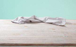 guardanapo branco, toalha de mesa na maquete de deck de madeira. foto