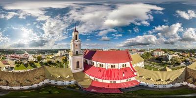 full hdri 360 panorama vista aérea sobre mosteiro barroco ou igreja católica na cidade velha em projeção equiretangular com zênite e nadir. conteúdo vr ar foto