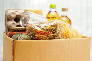 alimentos na caixa de doação para voluntários para ajudar as pessoas. foto