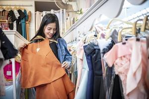 mulheres bonitas comprando roupas da moda na boutique. foto