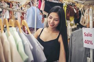 mulheres bonitas comprando roupas da moda na boutique. foto