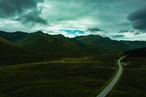 vista aérea da estrada sinuosa na Escócia foto