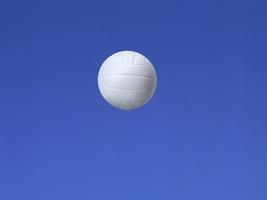 bola de vôlei atirou no ar com fundo de céu azul foto