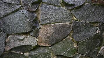 a foto da textura da parede de pedra parece velha e molhada para papel de parede e plano de fundo.