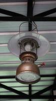 vintage velho pendurado lanterna de tempestade no teto. foto