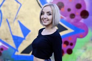 retrato de uma jovem loira com cabelo curto em um fundo o foto