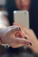 a menina morena tira fotos de seus dois dedos em um moderno