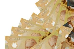 Notas de 100 dólares canadenses estão em ordem diferente, isoladas em branco. banco local ou conceito de fazer dinheiro foto