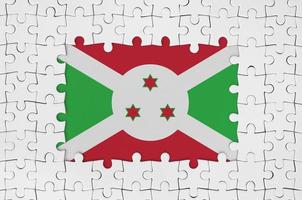 bandeira do burundi em quadro de peças de quebra-cabeça branco com falta de parte central foto