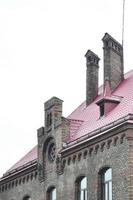 fragmento de um telhado de metal do antigo edifício restaurado de vários andares em lviv, ucrânia