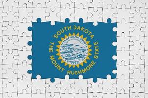 bandeira do estado de dakota do sul dos eua em quadro de peças de quebra-cabeça brancas com parte central ausente foto