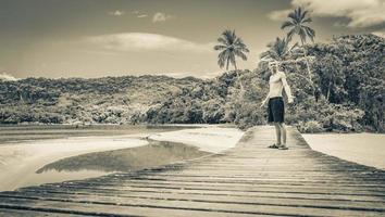 praia de mangue e pouso com turista viajante ilha grande brasil. foto