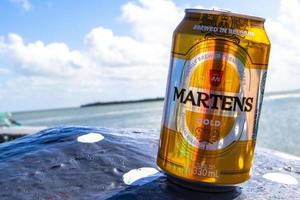 holbox quintana roo méxico 2021 bebendo uma lata de cerveja gelada martens na praia paradisíaca. foto