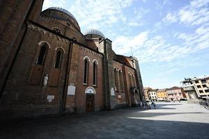 família andando perto da basílica di sant antonio em padova, veneto, itália. foto