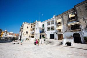 família de turistas acordando nas ruas de bari, puglia, sul da itália. foto