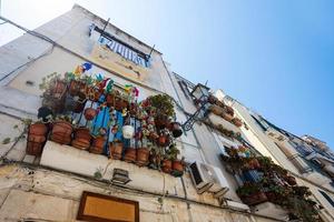 varanda com flores em vaso da cidade velha de bari, puglia, sul da itália. foto