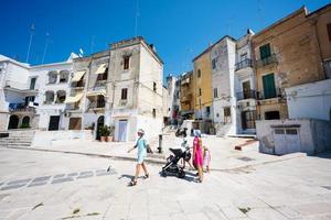 família de turistas acordando nas ruas de bari, puglia, sul da itália. foto