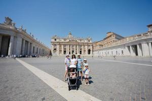 grande família se posiciona contra st. igreja basílica de pedro na cidade do vaticano. foto