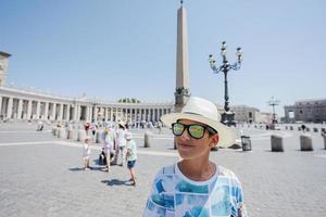 close-up menino turista contra st. igreja basílica de pedro na cidade do vaticano. foto