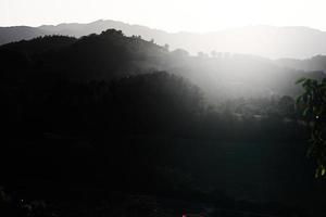 vista do pôr do sol da montanha em nocera umbra, cidade e comuna na província de perugia, itália. foto
