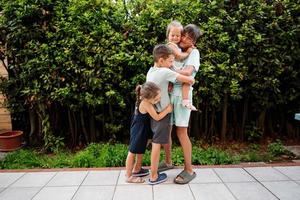 quatro crianças felizes no terraço da casa. irmãos e irmãs. foto