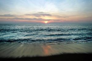 a vista panorâmica em uma praia de mar e areia com pôr do sol colorido. Phuket, Tailândia. foto