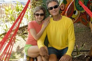 casal em roupas coloridas saindo em um jardim foto