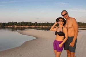 casal no rio negro na amazônia do brasil se divertindo no final do dia foto