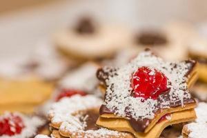 deliciosos biscoitos de natal com cereja vermelha e granulado vista de detalhes foto