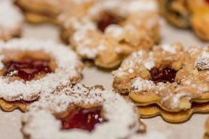 biscoitos de natal saborosos frescos com nougat e detalhe de espuma branca foto