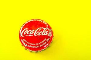 ayutthaya, tailândia-25 de junho de 2020- clássico da coca-cola em uma garrafa de vidro e lata em fundo de cimento em tons escuros. coca cola, o coque é o refrigerante carbonatado mais popular vendido em todo o mundo foto